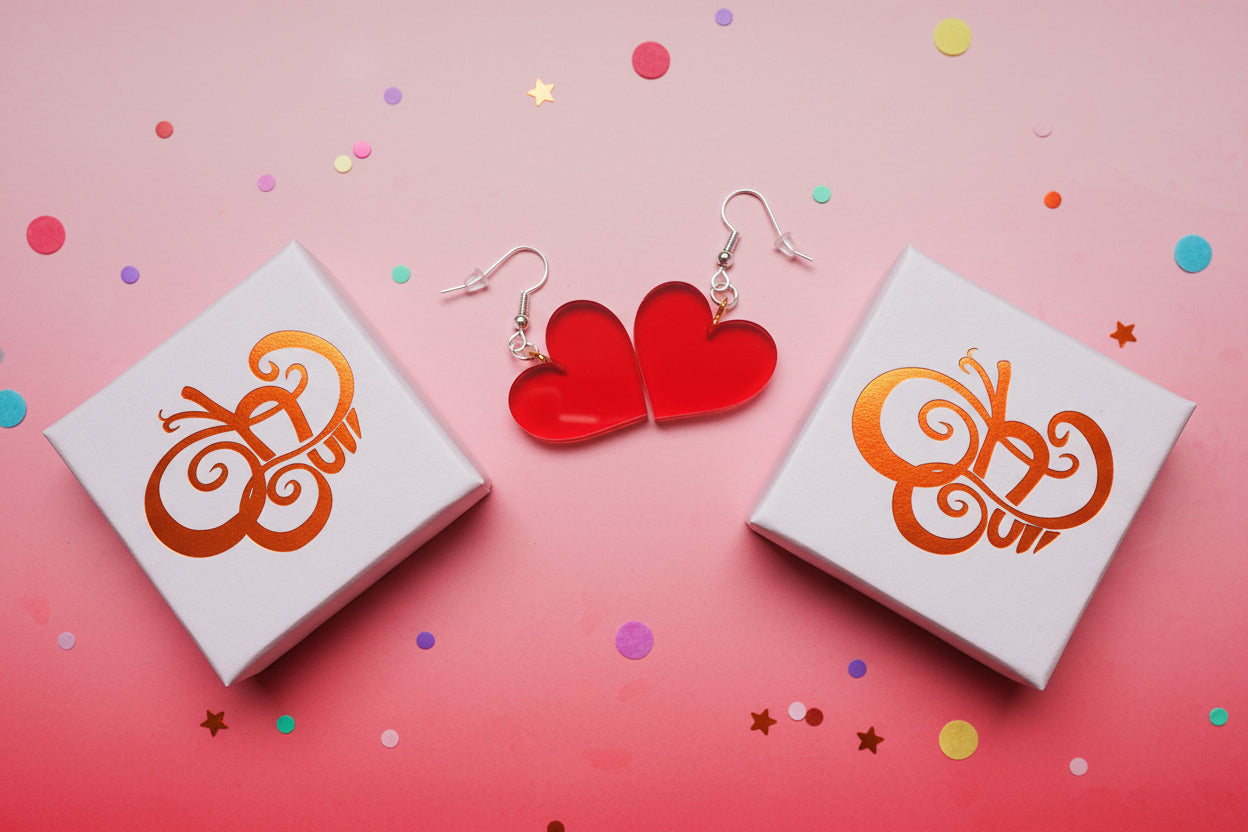 une paire de boucles d'oreilles rouge transparent fabriquées en France. A la fois sexy et tendre comme un petit coeur.
