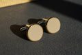Boutons de manchettes argenté et empiècement en cuir de couleur Or pailleté. 