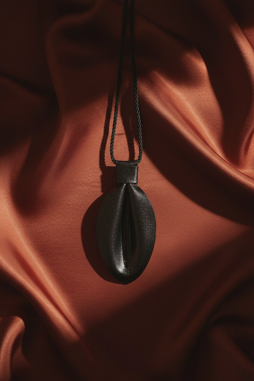 Cravate pour femmes en cuir de qualité avec son cordon. Sexy et classe. 