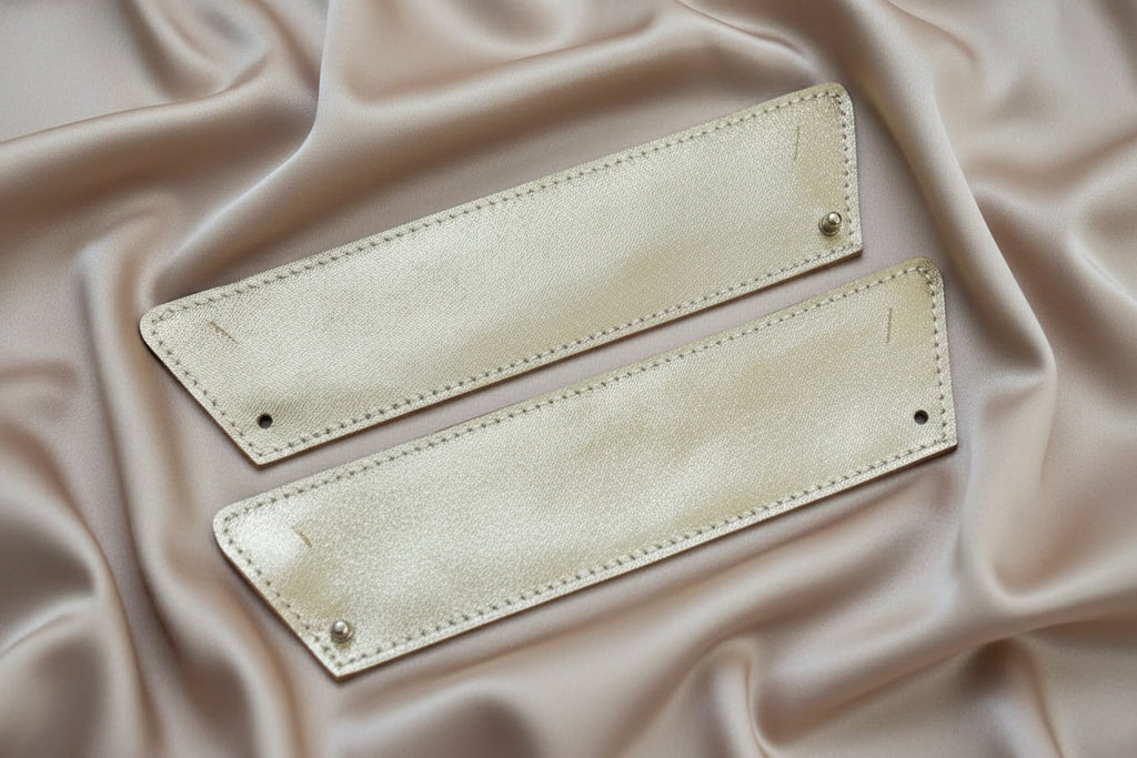 Une paire de manchette en, cuir Or pailleté vendue ici sans leur boutons manchettes mais en vente sur notre site ohouii.com