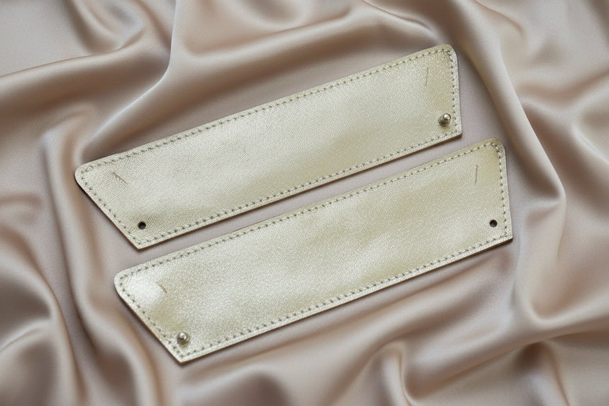 Une paire de manchette en, cuir Or pailleté vendue ici sans leur boutons manchettes mais en vente sur notre site ohouii.com