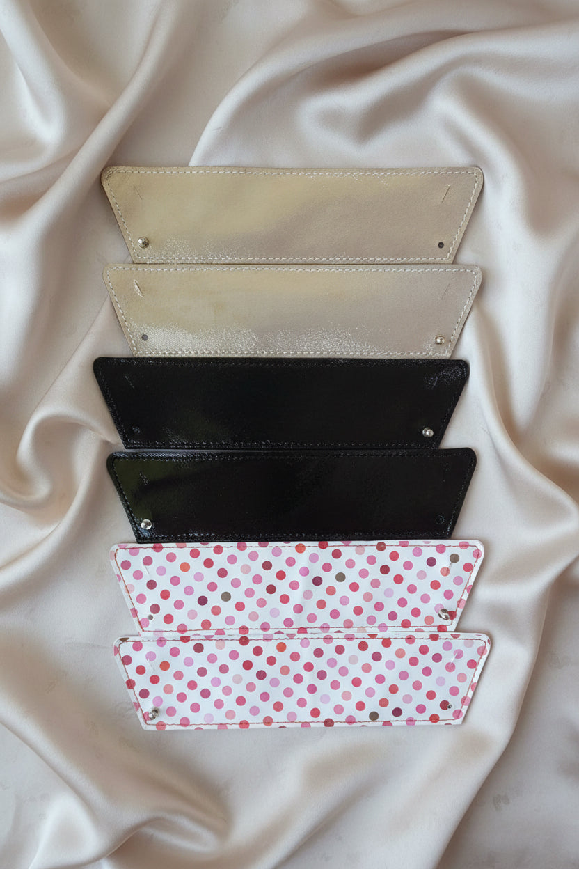 Les trois versions des manchettes sexy ohouii en cuir classe et confortable. 
une Or pailleté, une autre noir pailletté et la dernière blanche à pois dans les tons rose, rouge et framboise.
