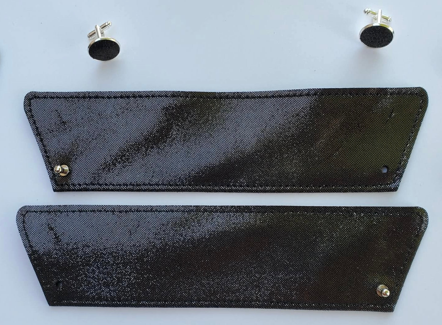 manchettes Ohouii en cuir  de couleur noir pailleté avec leur bouton de col et leur bouton de manchettes. 