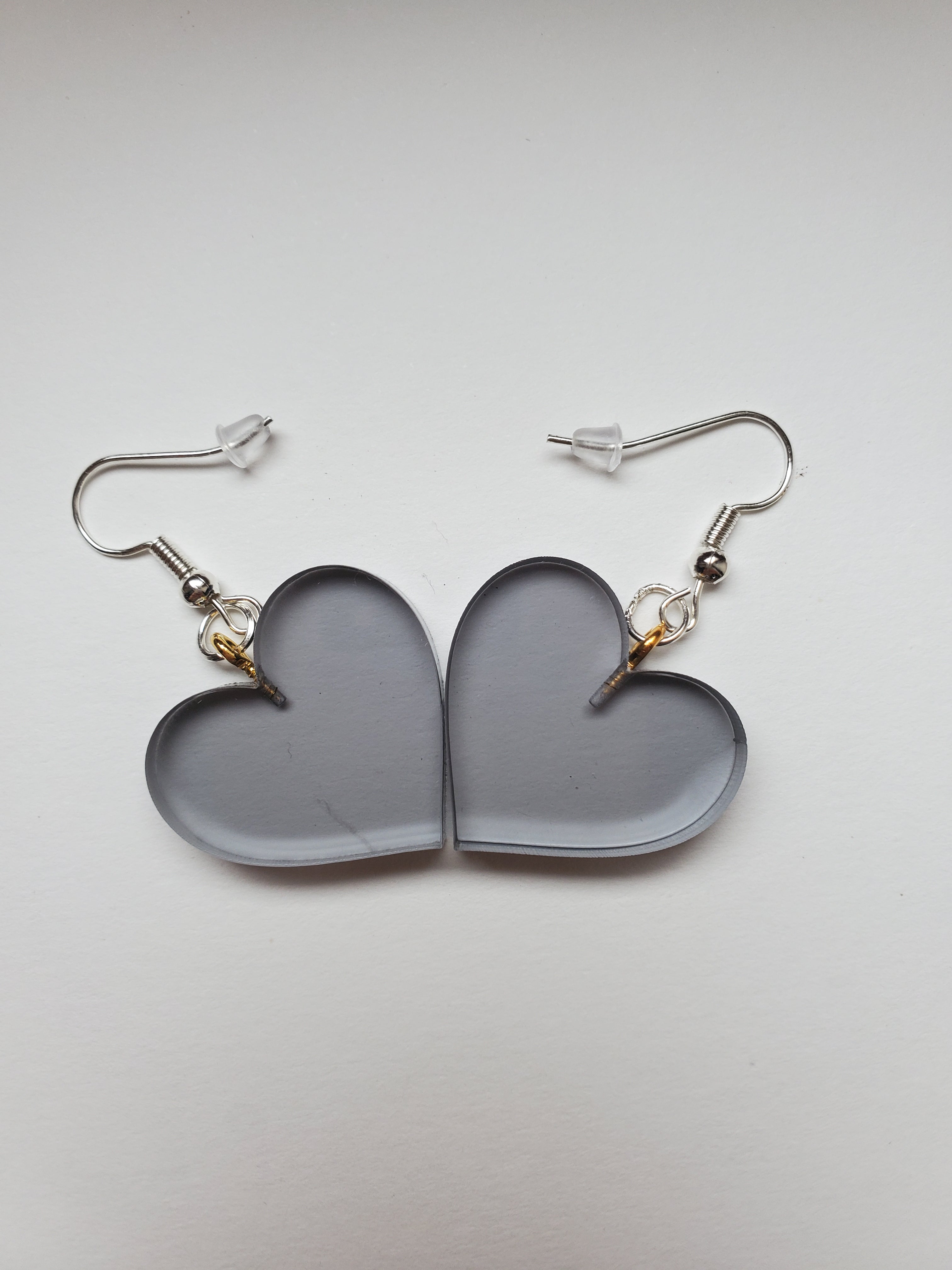 De belles boucles d'oreilles noir transparente. Sexy et raffinées à la fois, ce sont de petits bijoux qui savent se démarquer sans trop se faire remarquer. Un savoir-faire de l'artisanat Français. ohouii